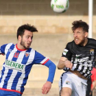 Álvaro Antón pugna un balón por alto con un rival, ayer, en Estella.-NOTICIAS DE NAVARRA