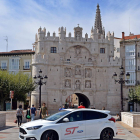 El nuevo Focus, elegante y vistoso junto al Arco de Santa María.-HÉCTOR FUSTEL