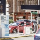 La gasolinera de la calle Sanz Pastor expedía ayer el litro de combustible diesel por menos de un euro.-SANTI OTERO