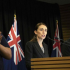La primer ministra de Nueva Zelanda, Jacinda Ardern, anuncia en el Parlamento la prohibición de armas semiautomáticas.-YELIM LEE (AFP)