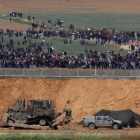 Cientos de palestinos protestan en Gaza frente a la frontera con Israel, este viernes.-REUTERS