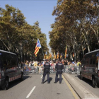 Mossos dEsquadra vigilan la concentración ante ls puertas de la Ciutadella.-JULIO CARBÓ