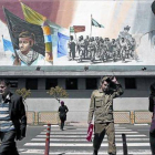 Un mural celebrando la Revolución iraní de 1979 preside una calle del centro de Teherán.-Foto: AP / VAHID SALEMI