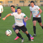 Pablo Castilla protege el balón ante el acoso de un rival durante un choque disputado en Pallafría.-ISRAEL L. MURILLO