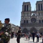 Soldados franceses patrullan frente a la catedral de Notre Dame, en París, el 15 de agosto.-AFP / ALAIN JOCARD