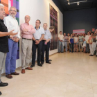 Rufo Criado (i.), durante la inauguración de la muestra ayer en el Museo de Burgos, a la que asistieron muchos colegas, representantes de los mecenas y de la sociedad.-Israel L. Murillo
