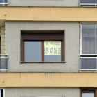 Imagen de un piso de la capital burgalesa con un cartel de venta.-ISRAEL L. MURILLO