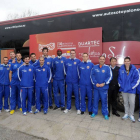 Plantilla y cuerpo técnico del Autocid posan delante del autobús antes de partir a Lleida, ayer.-ISRAEL L. MURILLO