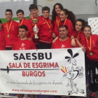 Los medallistas del Saesbu posan con los trofeos y medallas conseguidos-ECB