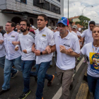 El líder opositor Henrique Capriles (segundo por la derecha) y la esposa del líder opositor Leopoldo López, Lilian Tintori, participan en una manifestación contra el gobierno nacional.-MIGUEL GUTIERREZ