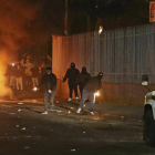 Enfrentamientos entre manifestantes y policía en Londonderry (Irlanda del Norte).-AP