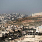 El polémico muro que Israel ha construído en Jerusalén Este.-THOMAS COEX (AFP)