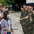 La ministra de Defensa, Margarita Robles, saluda a militares de la División San Marcial en Burgos. SANTI OTERO