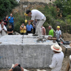 Un momento de la exhibición que tuvo lugar el pasado año en que se cortaron bloques de granito de 10,5 toneladas.-ECB