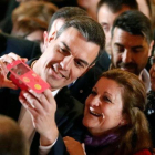 Pedro Sánchez hace un selfie con una simpatizante socialista en Gijón, el pasado miércoles.-EFE / JL CEREIJIDO