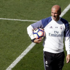 Zidane, durante un entrenamiento del Madrid en Valdebebas-EFE / JUAN CARLOS HIDALGO