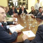El presidente de FAE y el alcalde charlan al inicio de una reunión entre el comité ejecutivo de la federación y los responsables económicos muncipales.-R. OCHOA