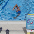 Un participante nada en la piscina por la Esclerosis Múltiple.-SANTI OTERO