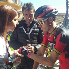 Anna González junto a Samuel Sánchez y José Luis de Santos, presidente del sindicato de ciclistas, en la Volta del 2016-SERGI LÓPEZ-EGEA