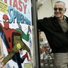 Stan Lee, en una imagen del 2006, ante un póster de Spiderman.-AP / DAMIAN DOVARGANES