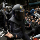 Carga policial en Barcelona el 1-O.-AP
