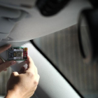 Una persona coloca el sensor en el vehículo para detectar los accidentes.-ENRIQUE CARRASCAL