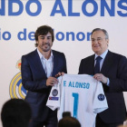 Fernando Alonso y Florentino, durante el acto en el que el piloto fue nombrado socio de honor del Madrid-ANGEL DIAZ