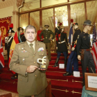 El subdelegado de Defensa con la muestra de uniformes al fondo en el Palacio de Capitanía.-RAÚL G. OCHOA