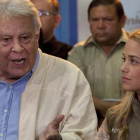 González habla ante la prensa junto a Lilian Tintori, esposa del dirigente opositor Leopoldo López, este lunes en Caracas.-Foto:   AP / ARIANA CUBILLOS