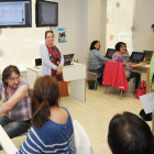 María Victoria Seco, directora general de Telecomunicaciones de la Junta (derecha) visitó el Espacio Digital de la avenida Reyes Católicos.-ISRAEL L. MURILLO