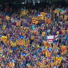 Estelades en un partido del Barça-/ JORDI COTRINA