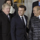 El ministro de Asuntos Exteriores, Boris Johnson, al lado del primer ministro francés, Emmanuel Macron durante la cumbre sobre seguridad, inmigración y cooperación en defensa que ha tenido lugar este jueves en la Real Academia Militar de Sandhurst.  / AP-/ AP STEFAN ROUSSEAU (AP)