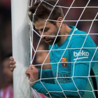 Piqué lamenta un error en el duelo copero con el Athletic en San Mamés.-REUTERS / VINCENT WEST