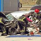 Tres bomberos actúan en el accidente de tráfico ocurrido el pasado 27 de julio.-G. G.