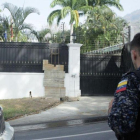 Un policía venezolano frente a la Embajada española en Caracas.-CARLOS EDUARDO RAMÍREZ (REUTERS)