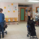 Varias madres esperan turno en una de las consultas de Pediatría de Atención Primaria de Aranda.-ECB