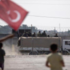 Niños sostienen la bandera de Turquía en el norte de Siria.-EFE