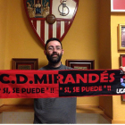 El mirandés Eduardo Cruz, afincado en Sevilla, no dudó en animar a su equipo.-