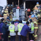 Los bomberos atienden a víctimas del incendio en el hospital de Miryang.-KIM GU-YEON KYONGNAMDOMIN ILBO