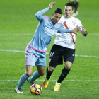 Maikel Mesa conduce el balón mientras un jugador del Sevilla Atlético le presiona.-LFP