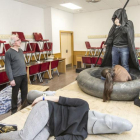 Juan Luis Sáez (i.) observa a los intérpretes durante uno de los ensayos, que se intensificaron la semana pasada en un aula de la Escuela Politécnica del campus de La Milanera.-Israel L. Murillo