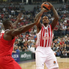 Deon Thompson arma el lanzamiento en un Estrella Roja-Olympiacos de la pasada campaña.-EUROLEAGUE.NET