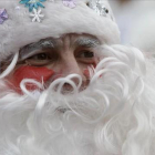 Un hombre vestido de Ded Moroz, el Papa Noel de las exrepúblicas soviéticas, durante una procesión navideña celebrada en Krasnodar (Rusia).-REUTERS / EDUARD KORNIYENKO