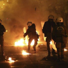 Enfrentamientos entre manifestantes y policía en Atenas en las protestas por la visita de Obama.-AP / YORGOS KARAHALIS