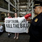 Protesta contra la reforma sanitaria de Trump, el lunes en las oficinas del Senado en Washington.-REUTERS / YURI GRIPAS