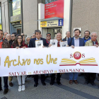 La Asociación Salvar el Archivo de Salamanca entrega las firmas en la Delegación del Gobierno de Cataluña en Madrid.-ICAL