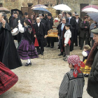 Las mujeres lucen sus espectaculares trajes de serrana para llenar de colorido una festividad muy esperada por los vecinos del pueblo durante todo el año.-ECB