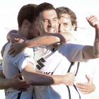 Adrián celebra junto a Prosi y DiegoSuárez el segundo gol que marcó el canario ante el  Lealtad en la tarde de ayer.-