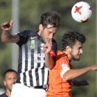 Andrés despeja un balón durante el último ensayo de pretemporada.-RICARDO ORDÓÑEZ