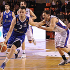 Steinarsson enfila la canasta a pesar del intento de falta de Garrido durante el partido del pasado viernes.-MARÍA GONZÁLEZ / CB MIRAFLORES